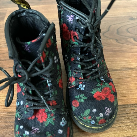 Dr. Marten’s | 'DELANEY' FLORAL PRINT CANVAS KIDS BOOTS - Picture 2 of 8